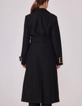 Cargar la imagen en la vista de la galería, Manteau Long Noir Femme CLAUDINE – Ceinture Dorée & Coupe Élégante

