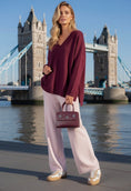 Load image into Gallery viewer, Pull Femme Aubergine Fluide ASHLEY – oversize, Toucher Cachemire
