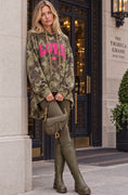 Cargar la imagen en la vista de la galería, CLYDE – Sweat oversize femme à capuche camouflage kaki LOVE
