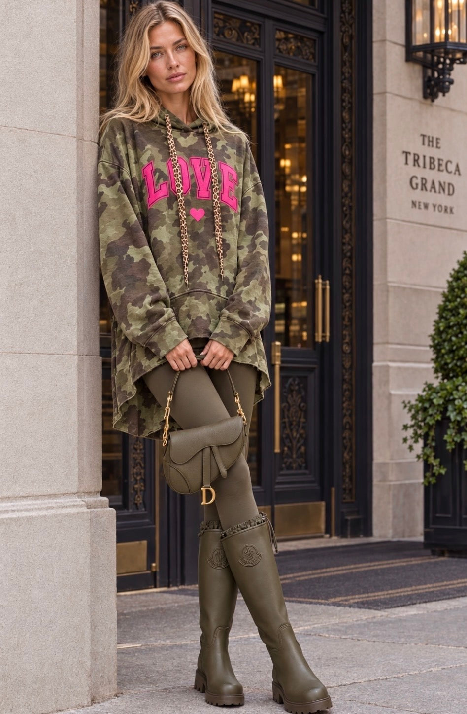 CLYDE – Sweat oversize femme à capuche camouflage kaki LOVE