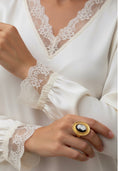 Cargar la imagen en la vista de la galería, Blouse LÉONIE | Effet Soie & Dentelle Crème
