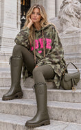 Cargar la imagen en la vista de la galería, CLYDE – Sweat oversize femme à capuche camouflage kaki LOVE
