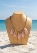 Charger l'image dans la visionneuse de la galerie, Collier Pampilles Dorées & Nacre Rose PRASLIN – Bohème Chic 🌸✨
