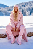 Load image into Gallery viewer, Manteau long rose 100% laine KATY — Oversize & Luxueux
