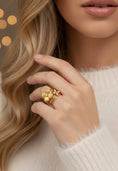 Load image into Gallery viewer, Bague Fleur FLORA – Multirang Dorée Camélia
