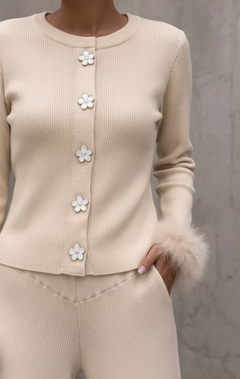 Ensemble JACKY – Cardigan Boutons Fleurs & Pantalon Large Maille