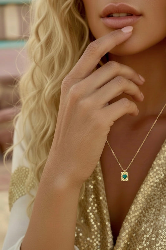 Pendentif Cœur Amaya 💚 | Pierre Verte Dorée – Mille et Une Nuits