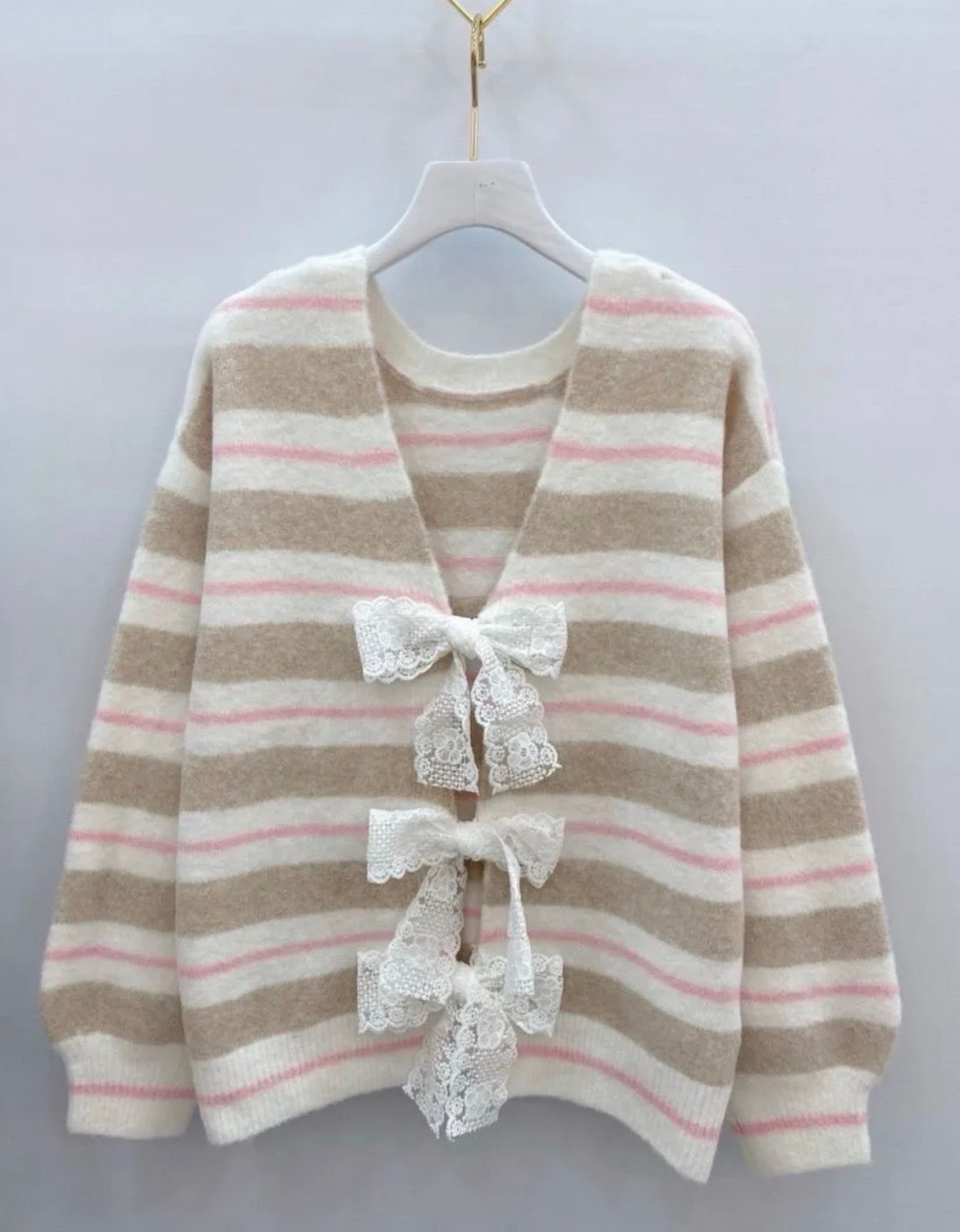 Cardigan rayures beige et rose nœuds dentelle AGNÈS 🎀