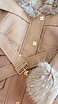Charger et lire la vidéo dans la visionneuse de la galerie, Veste Parka beige Fausse Fourrure MERYL – Effet Cuir
