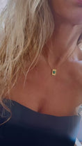 Charger et lire la vidéo dans la visionneuse de la galerie, Pendentif Cœur Amaya 💚 | Pierre Verte Dorée – Mille et Une Nuits
