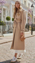 Charger et lire la vidéo dans la visionneuse de la galerie, Trench Long Femme Camel AUSTIN – Imperméable Ceinturé
