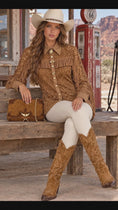 Load and play video in Gallery viewer, TALULAH – Chemise western femme en dentelle camel à franges
