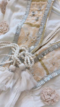 Charger et lire la vidéo dans la visionneuse de la galerie, Robe Longue Bohème TZIGANE à Volants | Broderies & Paillettes✨
