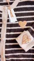 Load and play video in Gallery viewer, Gilet Marinière Chocolat Cœurs Paillettes – NICOLE
