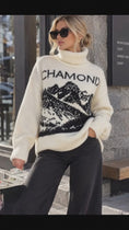 Load and play video in Gallery viewer, Chamonix – Pull laine creme femme col roulé
