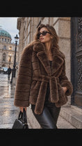 Reproducir el video en la vista de la galería, Manteau court en fausse fourrure chocolat ceinturé ELANA
