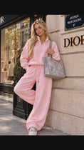 Load and play video in Gallery viewer, Ensemble jogging femme rose KIM – Sweat col zippé et pantalon large
