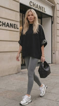 Reproducir el video en la vista de la galería, MARINE – Pull noir oversize à boucles argentées
