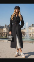 Reproducir el video en la vista de la galería, Manteau Long Noir Femme CLAUDINE – Ceinture Dorée & Coupe Élégante

