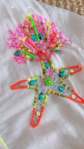 Charger et lire la vidéo dans la visionneuse de la galerie, Robe Bohème MARIA ✨ Coton, Sequins fluos & Broderies 🌸⭐
