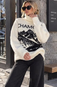 Load and play video in Gallery viewer, Chamonix – Pull laine creme femme col roulé
