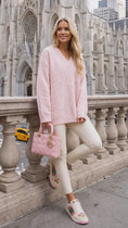 Load and play video in Gallery viewer, STORM – Pull tunique femme col V, beige clair ou rose pastel
