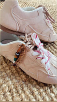 Reproducir el video en la vista de la galería, Baskets LEONIE – Effet Daim Beige & perles
