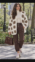 Load and play video in Gallery viewer, Gilet WINTER en maille chenille crème & taupe
