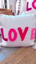 Charger et lire la vidéo dans la visionneuse de la galerie, Housse de coussin en laine LOVE
