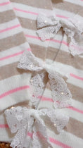 Charger et lire la vidéo dans la visionneuse de la galerie, Cardigan rayures beige et rose nœuds dentelle AGNÈS 🎀
