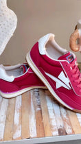 Load and play video in Gallery viewer, Baskets HUDSON – Sneakers Rouges grenat  Étoile Femme Style Rétro♥️
