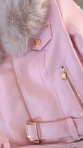 Charger et lire la vidéo dans la visionneuse de la galerie, Perfecto effet cuir Rose Col Fausse Fourrure – Blouson LAURIE
