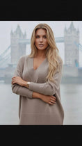 Load and play video in Gallery viewer, Pull Oversize Col V effet Cachemire Taupe BIRDY
