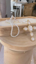Reproducir el video en la vista de la galería, Sautoir croix perles blanches VERA
