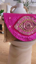 Load and play video in Gallery viewer, Sac pochette rafia MARRAKECH rose
