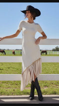 Load and play video in Gallery viewer, Robe Midi Franges Asymétrique CHEYENNE western Chic
